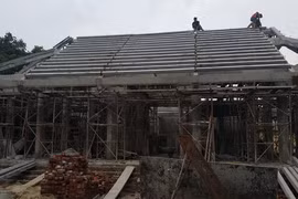 Đình Lương Xá bị phá bỏ hoàn toàn, đang xây mới lại bằng bêtông. (Ảnh: Đinh Thuận/TTXVN) 