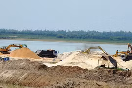 Hoạt động khai thác cát khó kiểm soát ở lòng hồ Dầu Tiếng. (Ảnh: Thanh Tân/TTXVN)