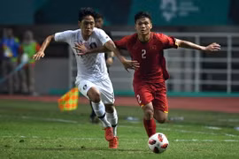 Pha tranh bóng giữa hậu vệ Phạm Xuân Mạnh (phải) với cầu thủ Olympic Hàn Quốc Na Sang-ho tại trận bán kết. (Nguồn: AFP/TTXVN)