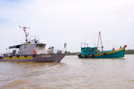 Tàu Biên phòng bắt một tàu chở dầu không rõ nguồn gốc. (Ảnh: Trung Hiếu/TTXVN)