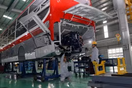 Xưởng lắp ráp tại Nhà máy Bus Thaco. (Ảnh: Nguyễn Sơn/TTXVN)
