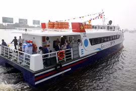 Tàu cao tốc TP.Hồ Chí Minh-Cần Giờ-Vũng Tàu xuất bến tại ga Bạch Đằng. (Ảnh : Hoàng Hải/TTXVN)