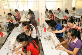 Một lớp đào tạo nghề may. (Ảnh: Anh Tuấn/TTXVN)