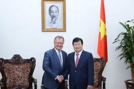 Phó Thủ tướng Trịnh Đình Dũng tiếp Giáo sư John A.Quelch. (Ảnh: Phương Hoa/TTXVN)