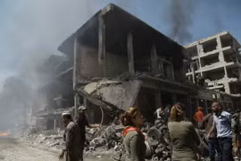 Cảnh đổ nát sau vụ đánh bom kép ở thành phố Qamishli, Syria. (Nguồn: AFP/TTXVN)