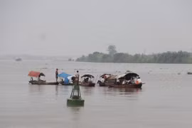 Tìm kiếm nạn nhân bị mất tích trong vụ chìm tàu trên sông Hồng. (Ảnh: Xuân Tiến/TTXVN)