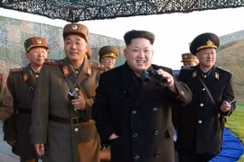 Nhà lãnh đạo Kim Jong-un (giữa) thị sát cuộc tập trận của quân đội Nhân dân Triều Tiên ở Bình Nhưỡng. (Nguồn: EPA/TTXVN)