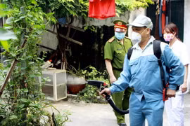 Nhân viên y tế phun thuốc diệt muỗi tại phường Trương Định, quận Hai Bà Trưng. (Ảnh: Dương Ngọc/TTXVN)