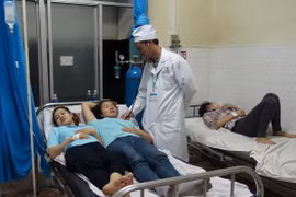 Bác sỹ đang theo dõi tình trạng của các công nhân nhập viện cấp cứu. (Ảnh: Đậu Tất Thành/TTXVN)