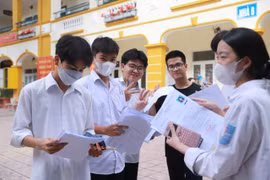 [Photo] Nhiều sỹ tử Thủ đô rạng rỡ sau khi hoàn thành môn thi Toán 