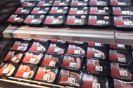 Các sản phẩm thịt lợn sạch MeatDeli tại siêu thị được giảm giá đến 20% nhằm hỗ trợ người tiêu dùng. (Ảnh: Việt Anh/Vietnam+)