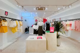 Lựa chọn 'outfit' nào trong tủ đồ để mặc trong dịp 8/3 đang là băn khoăn của nhiều chị em phái đẹp. (Ảnh: Việt Anh/Vietnam+)