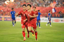 Tiền vệ Nguyễn Đình Bắc (số 15) ăn mừng sau khi mở tỷ số cho Đội tuyển U23 Việt Nam ở trận đấu với U23 Singapore. (Ảnh: PV/Vietnam+)