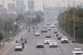 Cầu Nhật Tân nhìn từ trên cao vào lúc 14 giờ 30 phút. (Ảnh: Minh Sơn/Vietnam+) 