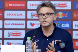 Huấn luyện viên Troussier đánh giá cao sự quyết tâm của toàn đội, bao gồm cả nhóm cầu thủ xuất ngoại là Quang Hải, Công Phượng và Văn Toàn. (Ảnh: VFF)