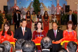 Thủ tướng Chính phủ Nguyễn Xuân Phúc và các đại biểu cắt băng khai trương gian hàng. (Ảnh: Thống Nhất/TTXVN)