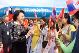 Lễ đón Chủ tịch Quốc hội Nguyễn Thị Kim Ngân tại sân bay quốc tế Vientiane. (Ảnh: Trọng Đức/TTXVN)