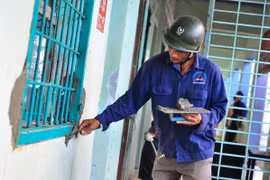 Sửa chữa các buồng tại Cơ sở điều trị nghiện ma túy Đồng Nai sau khi bị học viên cai nghiện ma túy đập phá. (Ảnh: Sỹ Tuyên/TTXVN)
