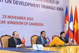 Thủ tướng Nguyễn Xuân Phúc, Thủ tướng Campuchia Samdech Hun Sen và Thủ tướng Lào Thongloun Sisoulith gặp gỡ báo chí sau khi kết thúc Hội nghị Cấp cao CLV9. (Ảnh:Thống Nhất/TTXVN)
