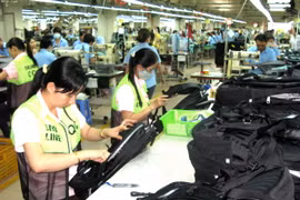 Công nhân sản xuất túi xách xuất khẩu tại Bình Dương. (Ảnh: Dương Chí Tưởng/TTXVN)
