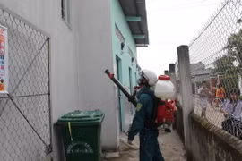 Xịt thuốc diệt muỗi, loăng quăng phòng virus Zika. (Ảnh: Bùi Như Trường Giang/TTXVN)