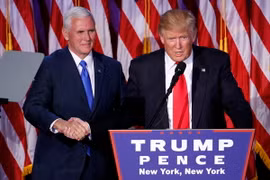 Tổng thống mới đắc cử Donald Trump (phải) phát biểu sau khi giành chiến thắng trong cuộc bầu cử Tổng thống Mỹ tại New York. (Nguồn: EPA/ TTXVN)