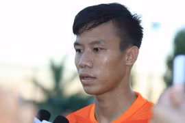 Trung vệ Quế Ngọc Hải trả lời phỏng vấn báo chí sau buổi tập. (Ảnh: Minh Tiến/TTXVN)