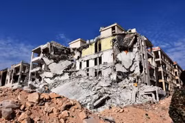 Cảnh đổ nát sau các cuộc tấn công tại quận al-Assad, phía Tây thành phố Aleppo. (Nguồn: EPA/TTXVN)
