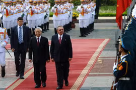 Chủ tịch Cuba Raul Castro trong chuyến thăm Việt Nam năm 2012 duyệt đội danh dự cùng Tổng Bí thư Nguyễn Phú Trọng (Nguồn: AFP)