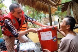 Trung ương Hội chữ thập đỏ Việt Nam hỗ trợ khẩn cấp vùng lũ Hà Tĩnh. (Ảnh: Hoàng Ngà/TTXVN)