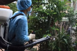Nhân viên y tế dự phòng địa phương phun thuốc diệt muỗi tại quận 9, Thành phố Hồ Chí Minh. (Ảnh: Phương Vy/TTXVN)