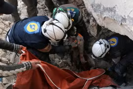 Nhân viên dân sự Syria tìm kiếm nạn nhân trong những đống đổ nát sau các vụ không kích và nã pháo tại Aleppo ngày 19/11. (Nguồn: AFP/TTXVN)