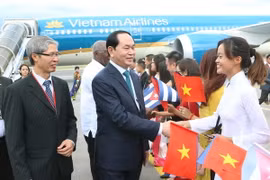 Cán bộ, nhân viên Đại sứ quán, lưu học sinh Việt Nam tại Cuba đón Chủ tịch nước Trần Đại Quang và Phu nhân tại sân bay Quốc tế Jose Marti. (Ảnh: Nhan Sáng/TTXVN)