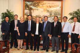 Lãnh đạo Trường Trường West College Scotland và Trường Cao đẳng nghề Lilama 2 chụp hình lưu niệm với lãnh đạo tỉnh Đồng Nai. (Ảnh: Sỹ Tuyên/TTXVN)
