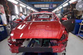 Sản xuất ôtô tại Nhà máy Ôtô Ford Hải Dương. (Ảnh: Trần Việt/TTXVN)