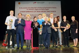 Chủ tịch nước Trần Đại Quang và Tổng thống Ireland Michael D. Higgins với các nghệ sỹ Ireland tham gia biểu diễn. (Ảnh: Nhan Sáng/TTXVN) 