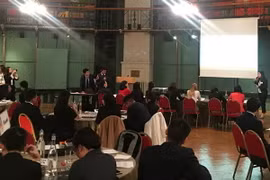Sinh viên Việt Nam tại Anh tiếp cận nhà tuyển dụng tại cuộc thi "ICAEW - Chiến lược kinh doanh 2016." (Ảnh: Phương Chi/Vietnam+)