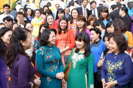 Phó Chủ tịch nước Đặng Thị Ngọc Thịnh với các đại biểu. (Ảnh: Phương Hoa/TTXVN)