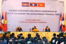 Thủ tướng Nguyễn Xuân Phúc, Thủ tướng Campuchia Samdech Hun Sen và Thủ tướng Lào Thongloun Sisoulith gặp gỡ báo chí sau khi kết thúc Hội nghị Cấp cao CLV9. (Ảnh:Thống Nhất/TTXVN)