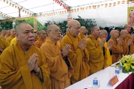 Cầu nguyện cho các nạn nhân tử vong do tai nạn giao thông năm 2015. (Ảnh: Văn Đạt/TTXVN)