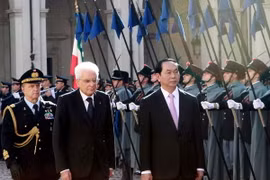 Tổng thống Italy Sergio Mattarella và Chủ tịch nước Trần Đại Quang duyệt đội danh dự. (Ảnh: Nhan Sáng/TTXVN)