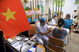 Tiêm chủng vaccine ngừa COVID-19 đang là giải pháp được áp dụng trên toàn thế giới để sớm phục hồi lại mọi hoạt động kinh tế-xã hội. (Ảnh: TTXVN/Vietnam+)