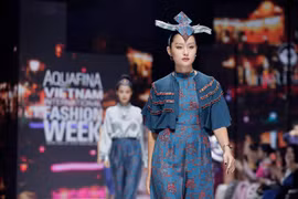 Đảm nhận vai trò mở màn bộ sưu tập “Twinkling Night” (thương hiệu Metiseko), “nàng thơ” của Sơn Tùng MTP - người mẫu Hồ Thu Anh đã có những bước đi thần thái thu hút mọi ánh nhìn. (Ảnh: CTV/Vietnam+)