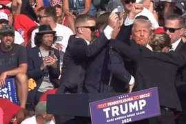Ông Donald Trump được mật vụ Mỹ hộ tống khỏi sân khấu của sự kiện vận động tranh cử tại bang Pennsylvania sau khi xảy ra vụ nổ súng, ngày 13/7/2024. (Ảnh: THX/TTXVN)