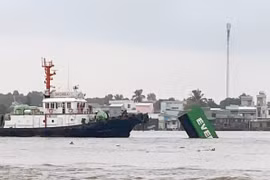 Vụ va chạm hàng hải giữa tàu INTERASIA PURSUIT (quốc tịch Singapore) với sà lan mang biển kiểm soát SG 8259 làm 9 container rỗng bị rơi xuống sông. (Ảnh: TTXVN phát)