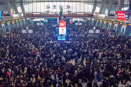Hành khách tập trung tại nhà ga ở Hàng Châu, tỉnh Chiết Giang, Trung Quốc. (Ảnh: AP)