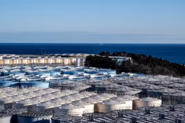 Các bể chứa nước thải nhiễm xạ tại Nhà máy điện hạt nhân Fukushima Daiichi tại Okuma, tỉnh Fukushima, Nhật Bản ngày 20/1/2023. (Ảnh: AFP/TTXVN)