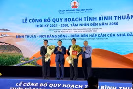 Phó Thủ tướng Trần Hồng Hà Trao Quyết định phê duyệt Quy hoạch tỉnh Bình Thuận thời kỳ 2021-2030, tầm nhìn đến năm 2050. (Ảnh: Nguyễn Thanh/TTXVN)
