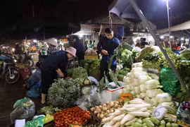 Quang cảnh tấp nập tại các chợ đầu mối ở Hà Nội những ngày giáp Tết