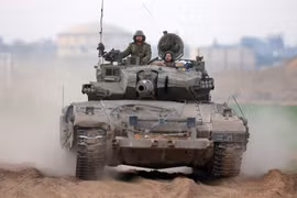 Xe quân sự Israel được triển khai tại khu vực giáp giới Dải Gaza, ngày 6/1/2024. (Ảnh: THX/TTXVN)